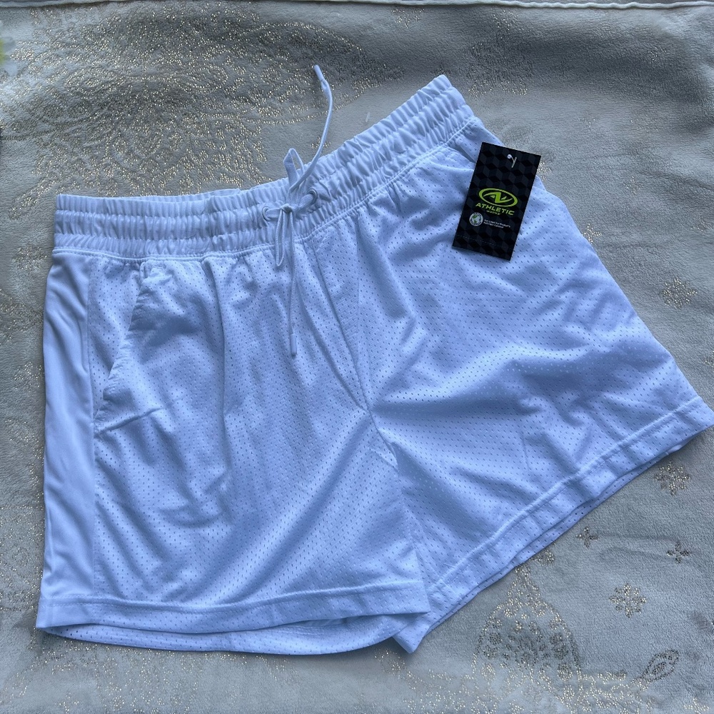 white sports shorts size M
